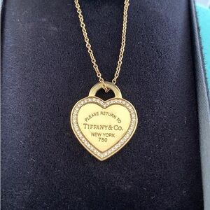 Return to Tiffany pendant. Yellow gold and diamonds.